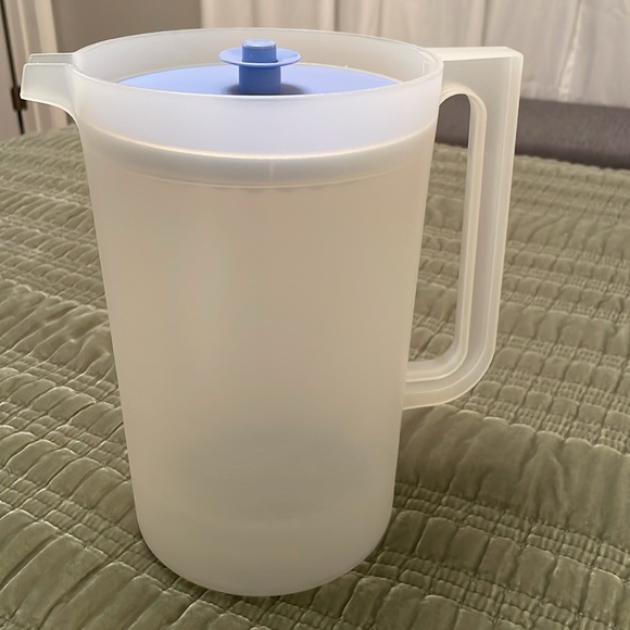 Tupperware Largest Pitcher w/Blue Lid #1416-3 Good Condition - Picture 9 of 9